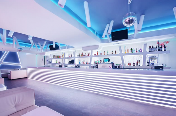 Cafe dengan desain futuristik dan teknologi canggih